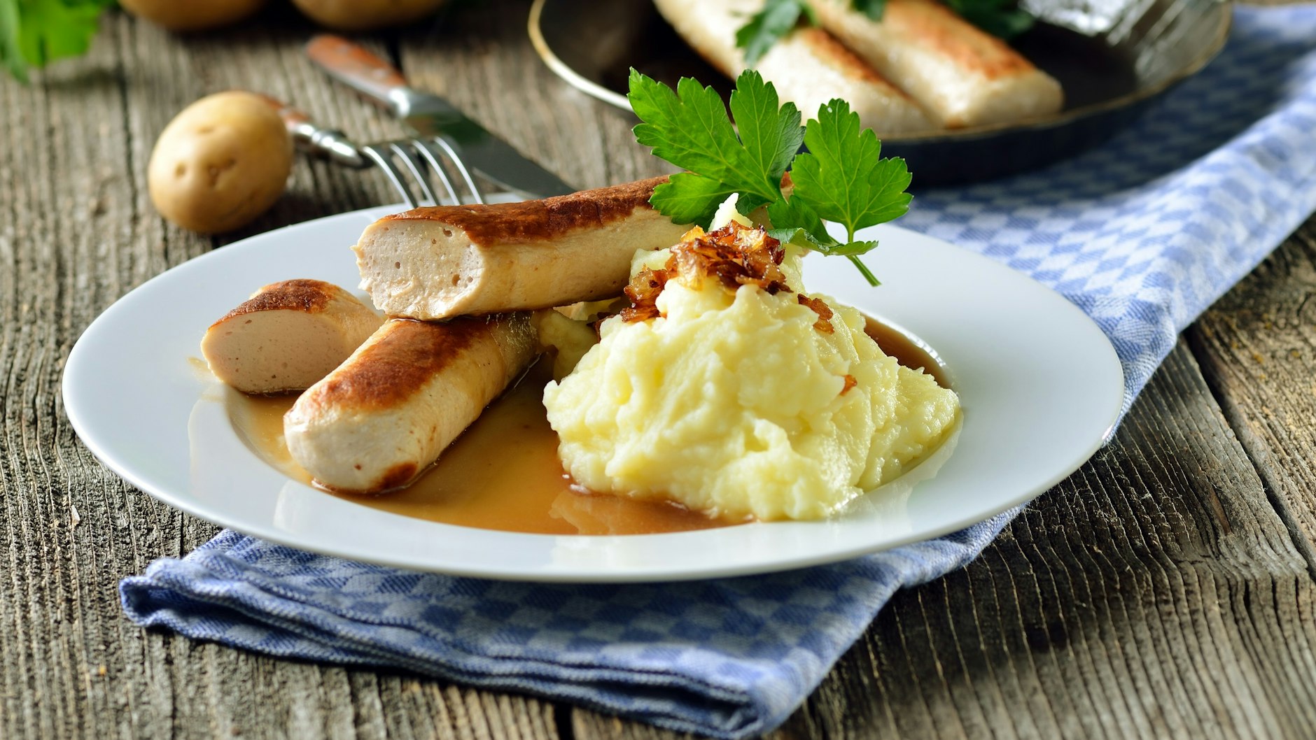 Der Stolze Heinrich hat seine Wurzeln in der schlesischen Küche, wo eine Weißwurst aus Kalbfleisch zur Weihnachtszeit oder zu Hochzeiten kredenzt wurde. Diese musste mindestens 44 Zentimeter lang sein.&nbsp;