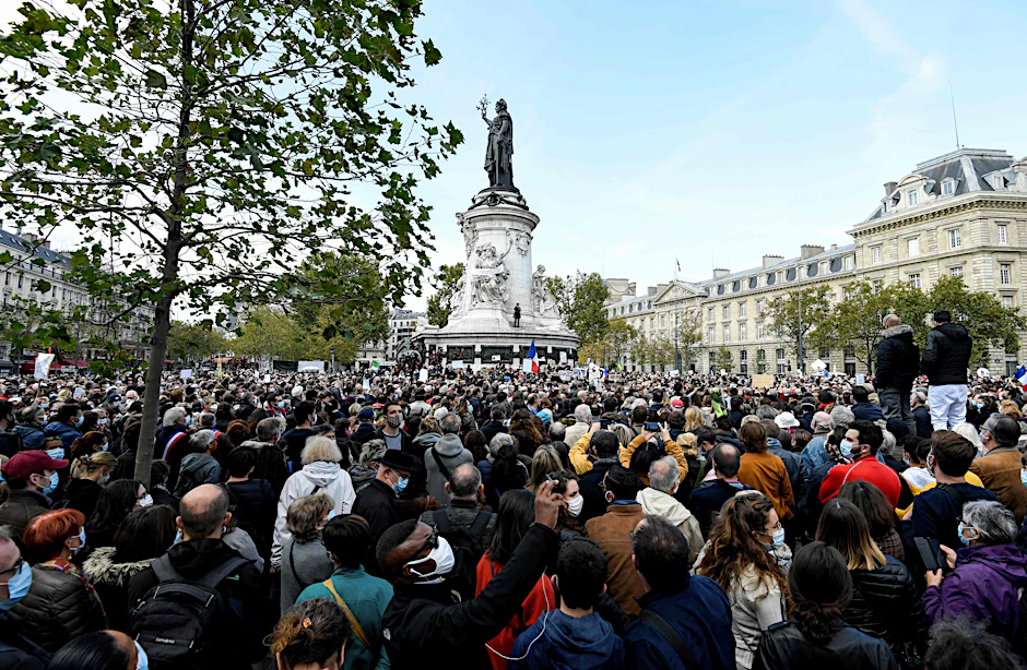 Demonstranten versammeln sich auf der Place de la République.