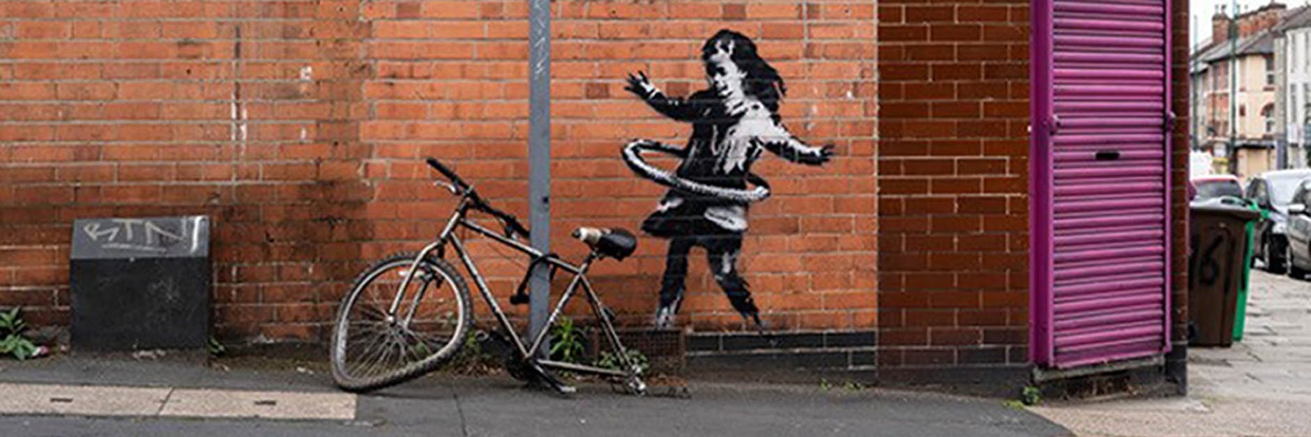 Das neueste Street-Art-Werk des britischen Künstlers Banksy auf einer Backsteinfassade in der Rothesay Avenue zeigt ein Mädchen, das mit einem Hula Hoop Reifen spielt.