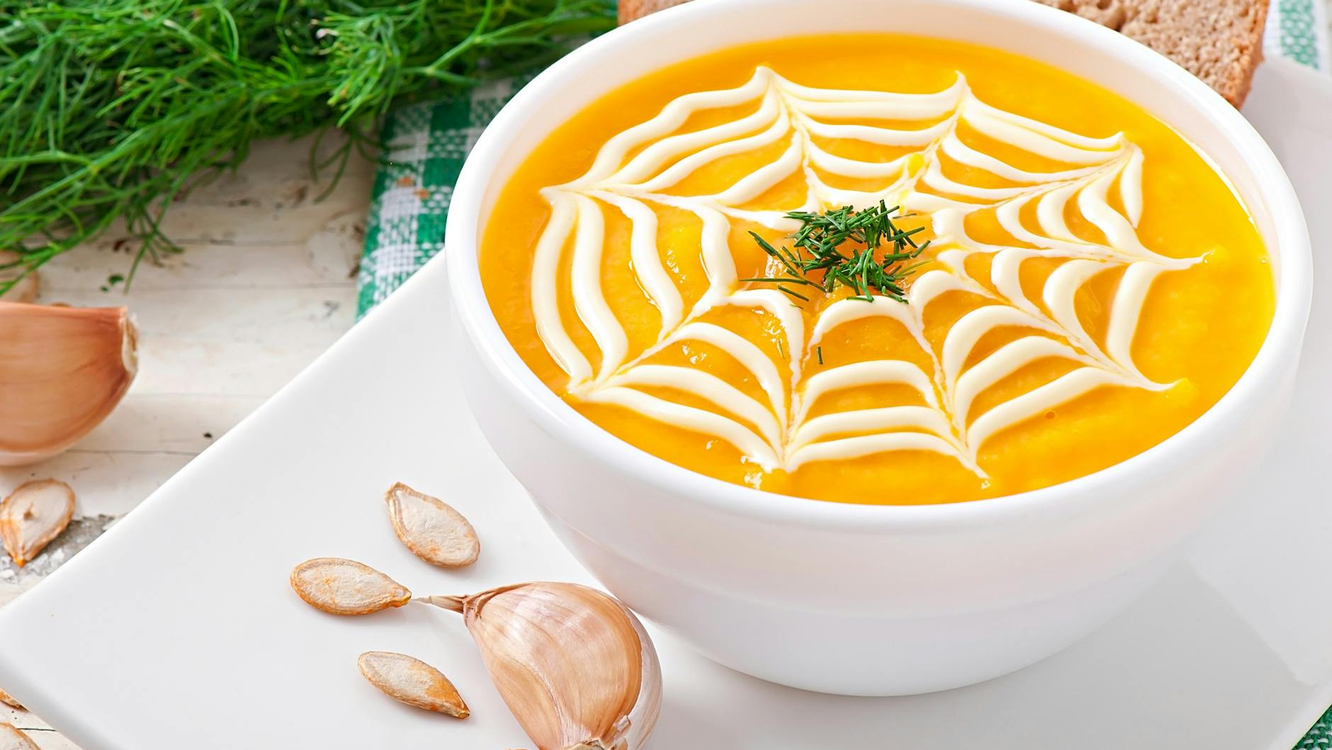 Die Hexensuppe wird mit einem Spinnennetz verziert.