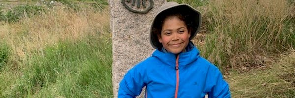 Nelson Friedrich (11) auf dem Jakobsweg - neben ihm sein Stock Richard.