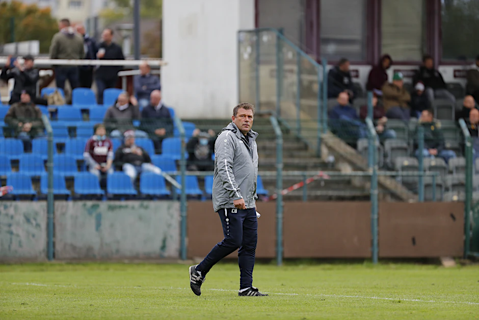 Christian Benbennek sind derzeit die Hände gebunden. Bis feststeht, ob ein Spieler seiner Dynamos an Corona erkrankt ist, kann bei den Weinrot-Weißen nicht richtig trainiert werden.&nbsp;