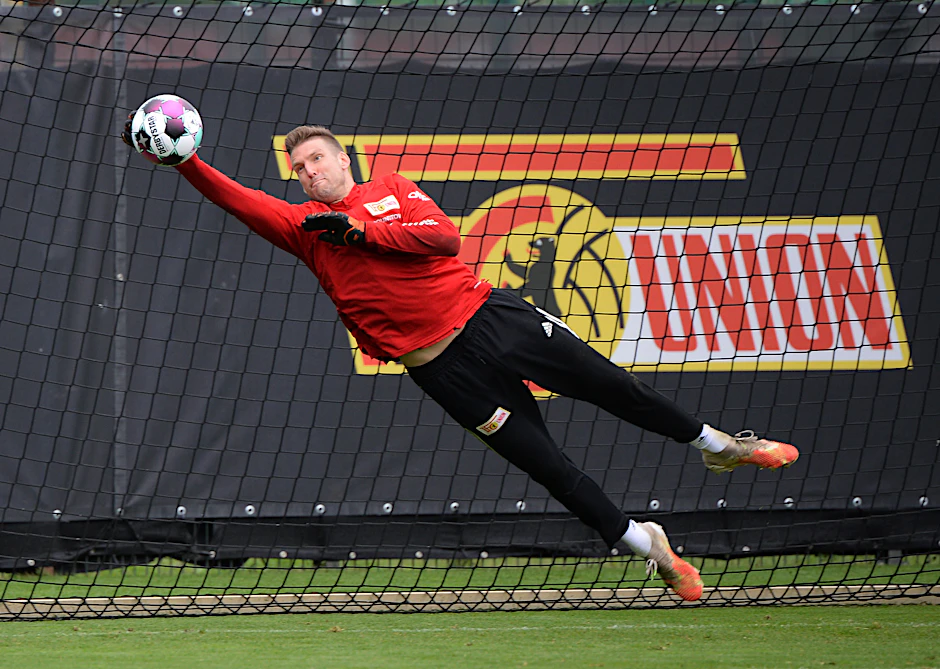 Fliegt weiterhin für die Eisernen: Andreas Luthe steht auch nach der Verpflichtung von Loris Karius im Tor.
