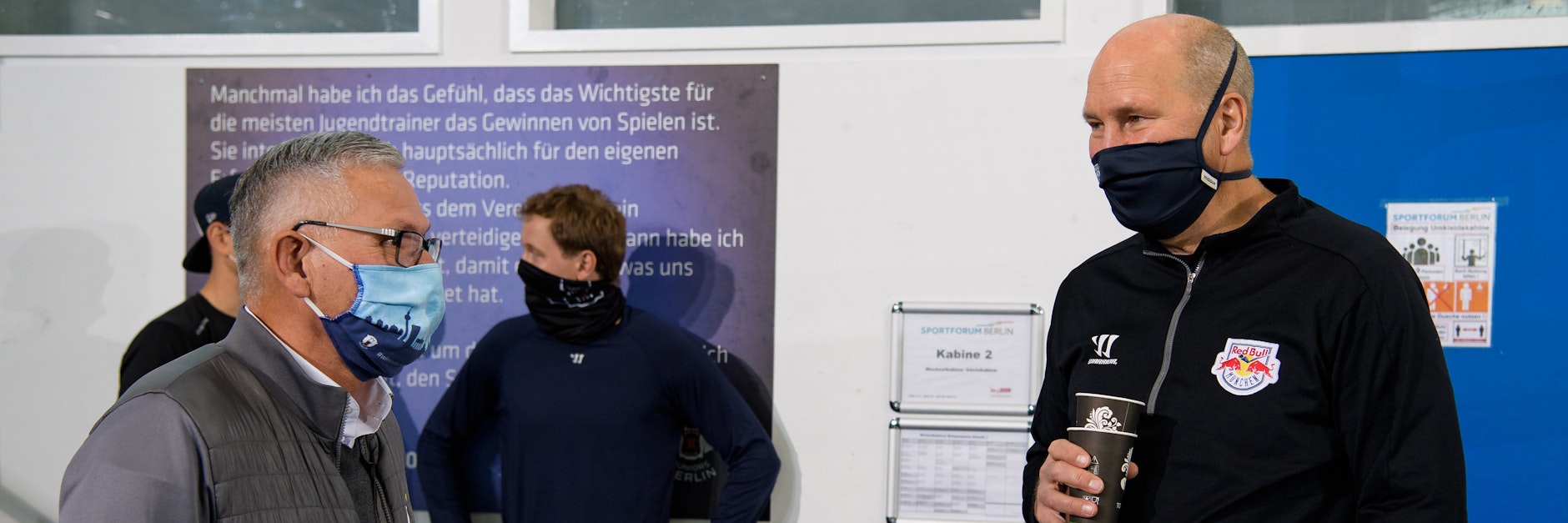 Mit Maske und auf Abstand: Peter John Lee (l.) und Don Jackson sind auch in Sachen Hygienemaßnahmen in Corona-Zeiten Vorbilder.