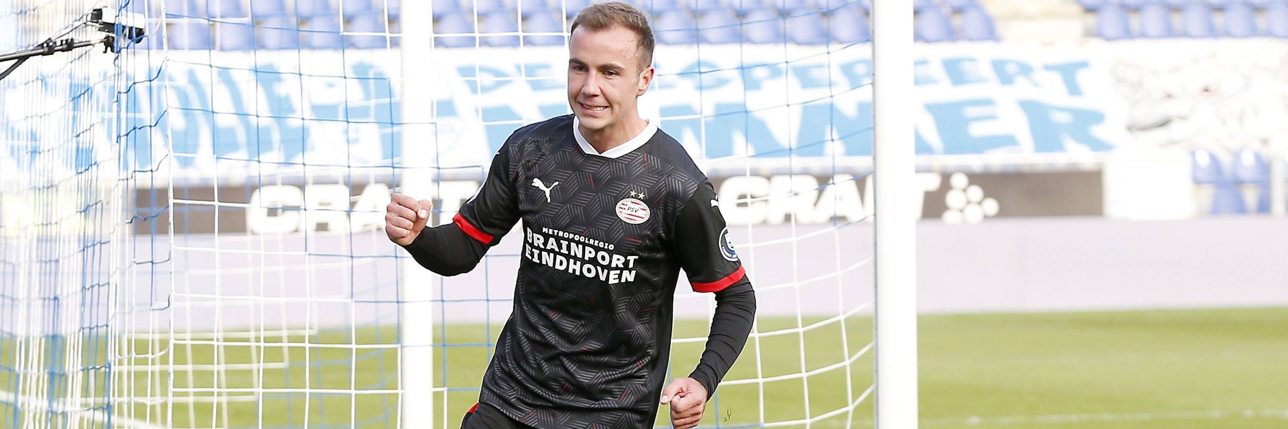 Mario Götze bejubelt sein Tor bei seinem Debüt für den PSV Eindhoven.
