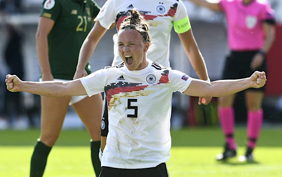 Nationalspielerin Marina Hegering jubelt jetzt schon über die WM-Bewerbung des DFB.