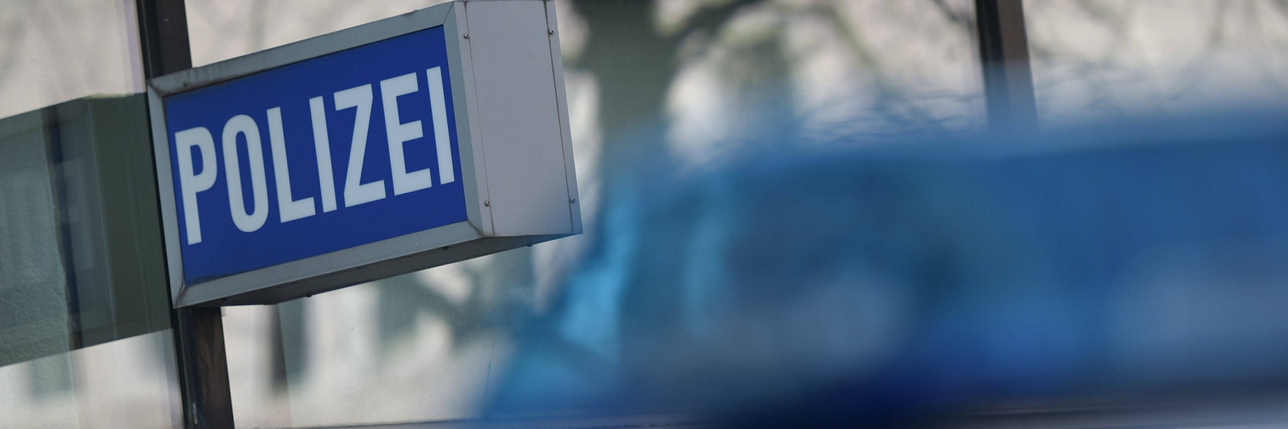 Ein Polizeischild an einer Wache (Symbolbild).