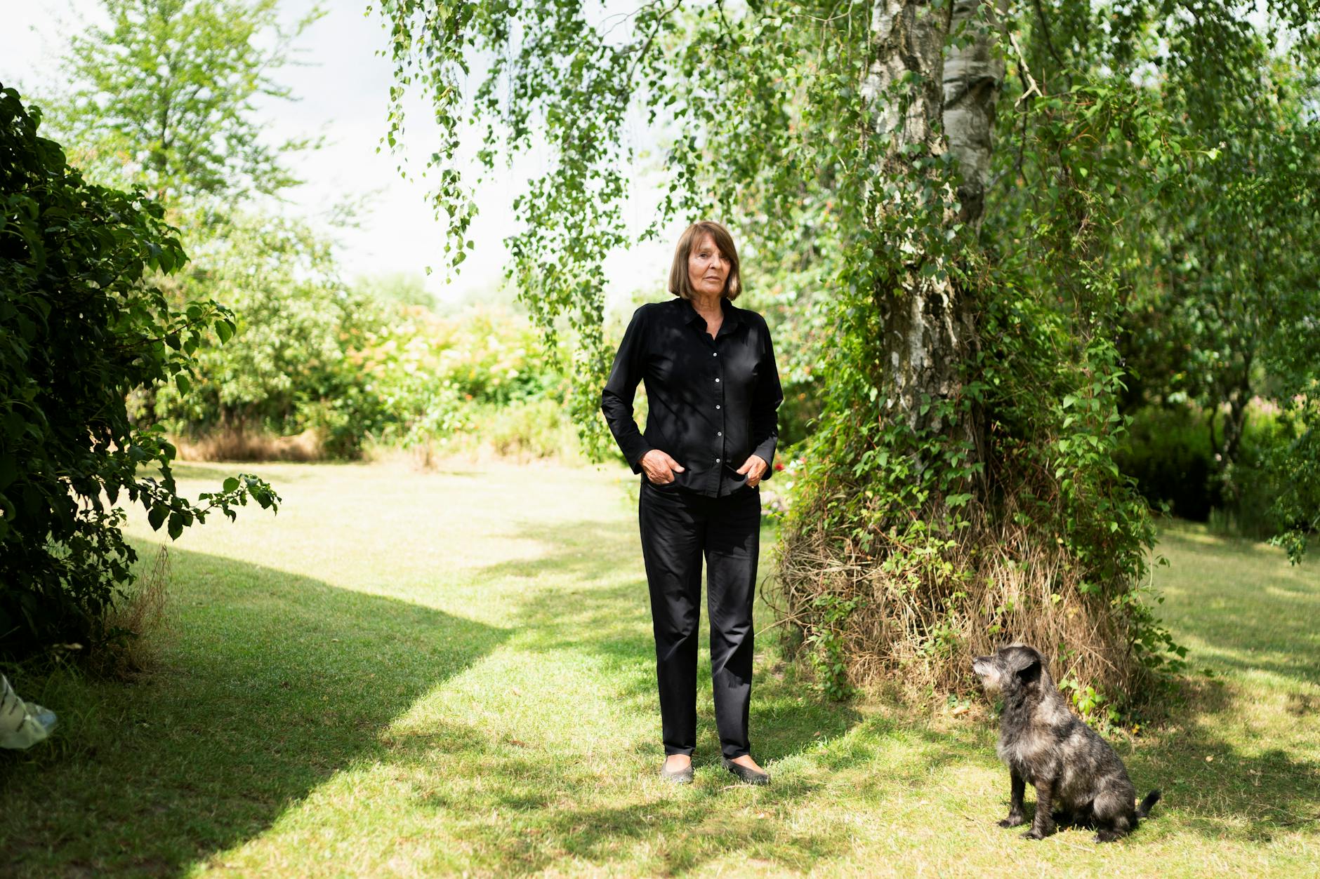 Monika Maron im Sommer vor ihrem Haus in Mecklenburg-Vorpommern.