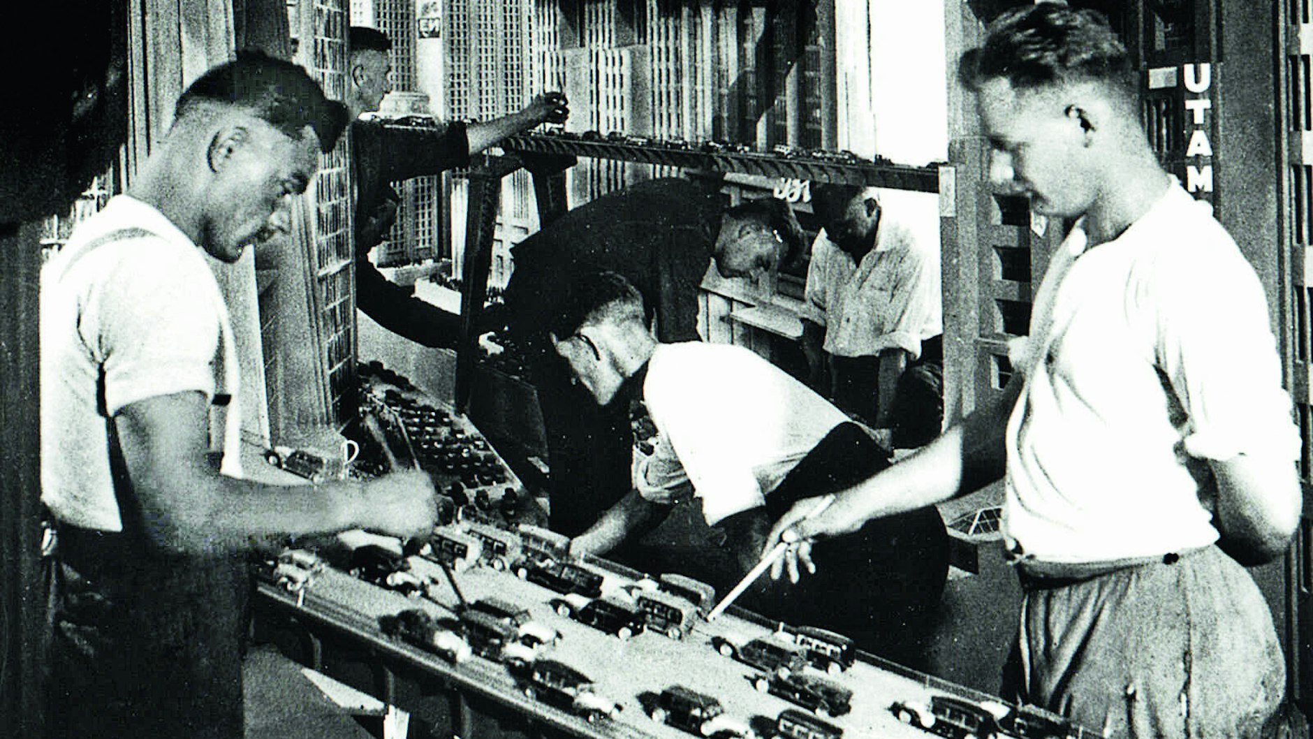 Kleiner Verkehr, große Wirkung: Mitarbeiter des Filmproduktionsteams um Regisseur Fritz Lang bereiten 1926 das Set von Metropolis vor.<br>