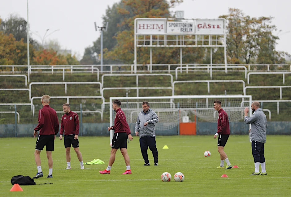 BFC-Coach Christian Benbennek (M.) hat mit seinen Jungs beim Üben jetzt noch mehr zu tun als sonst.