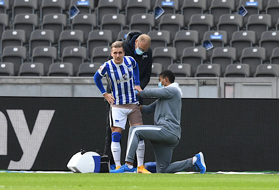 Herthas Peter Pekarik wird an der linken Hüfte bandagiert und muss beim 0:2 gegen Stuttgart nach nur 19&nbsp; Minuten ausgewechselt werden.