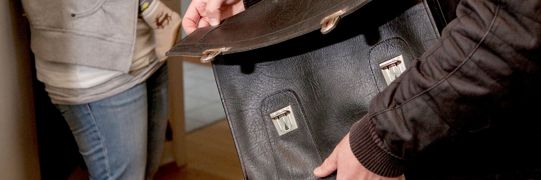 Geraten Mieter mit der Miete in Verzug, können Vermieter pfänden. Allerdings gibt es klare Grenzen. 