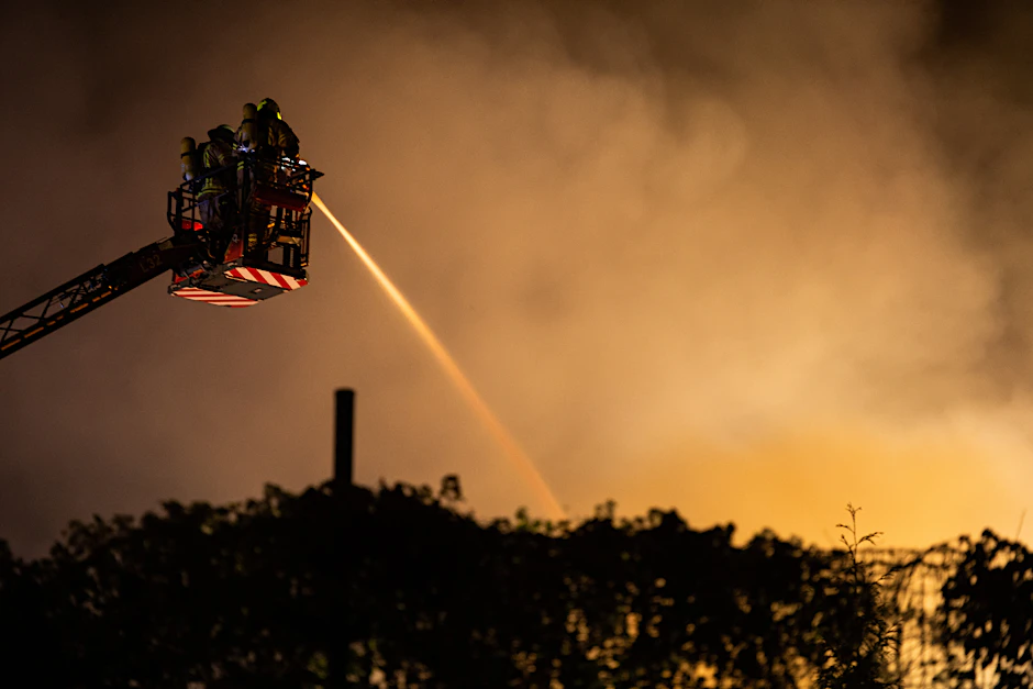 Montagmorgen in der Badstraße: Mehr als hundert Einsatzkräfte sind vor Ort, um einen Großbrand zu löschen.