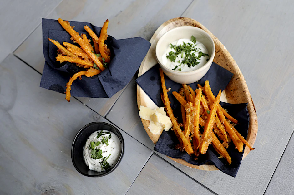 Im Backofen werden aus Möhren-Streifen knusprige Knoblauch-Karotten-Sticks mit Parmesankruste.&nbsp;