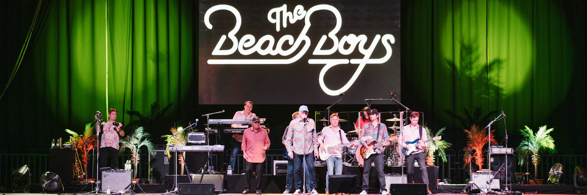 Mike Love (Mitte) tourt mit seinen neuen Beach-Boys durch die Welt. Hier ein Auftritt aus dem Jahr 2019 in Hannover.