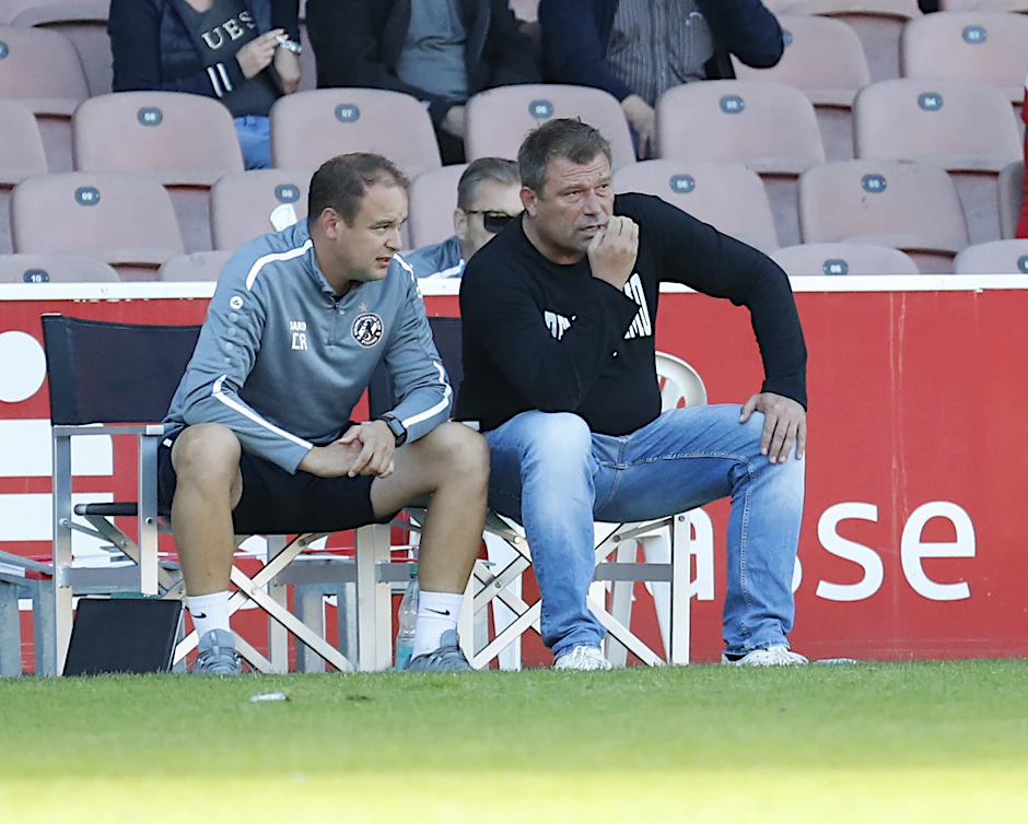 Trainer Christian Benbennek (r.) und sein Co-Trainer Christof Reimann können den nächsten Spieltag angehen.