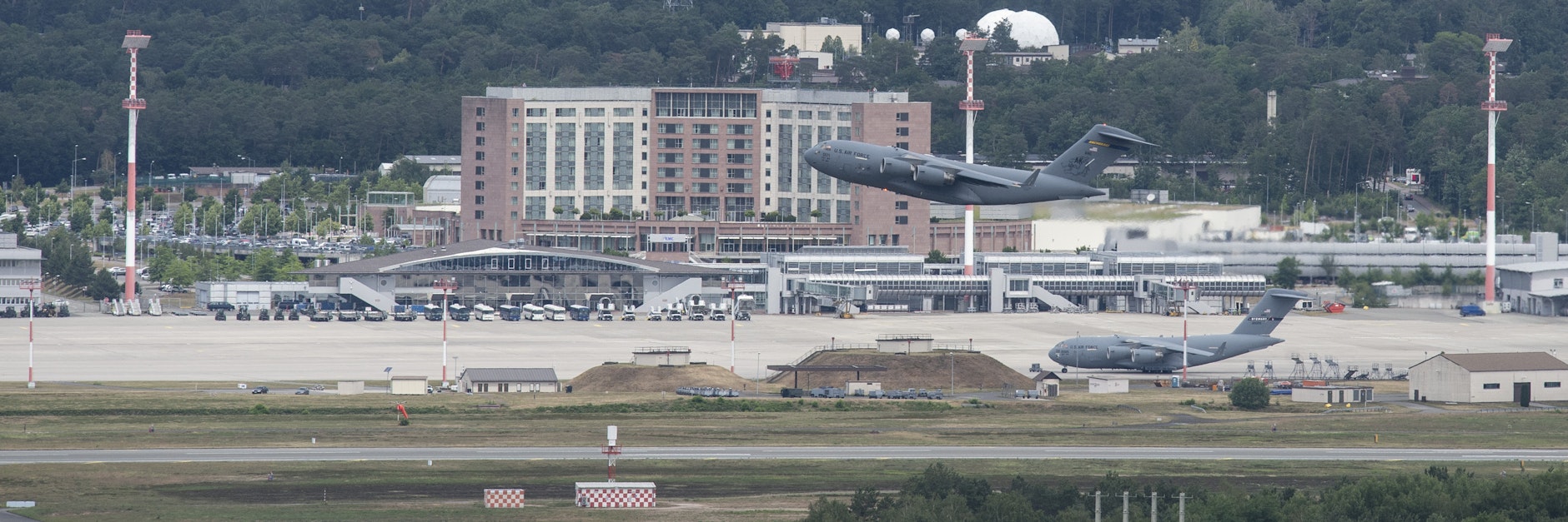 Ramstein ist eine US-Luftwaffenbasis und beherbergt das Oberkommando der Nato-Luftwaffen.