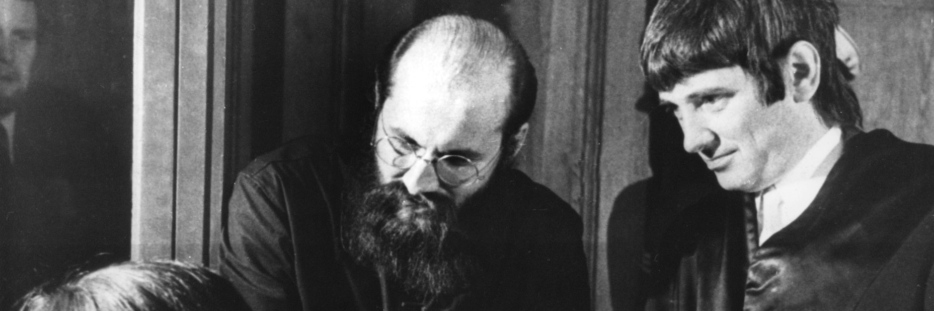 Dieses Archivbild von Oktober 1973 zeigt&nbsp;Horst Mahler (li.) mit seinem damaligen Rechtsanwalt Otto Schily, der später Bundesinnenminister wurde.