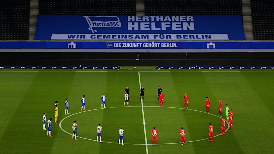 Beide Mannschaften vor dem Spiel Ende Mai.