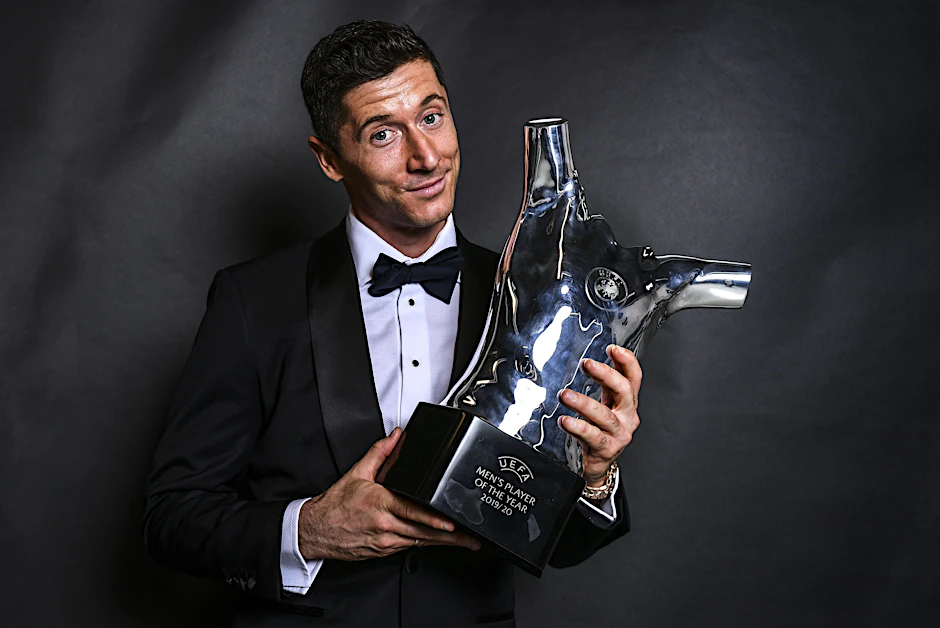 Robert Lewandowski zeigt stolz seine Trophäe. Er darf sich jetzt bester Spieler Europas nennen.