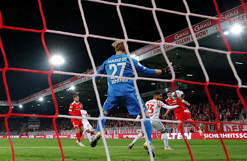 Max Kruse (r.) köpft zu seinem ersten Treffer für Union ein.