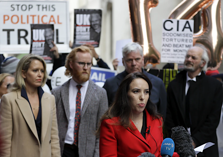 Julian Assanges Verlobte Stella Morris vor dem Gericht Old Bailey in London. Rechts Assanges Vater John Shipton.
