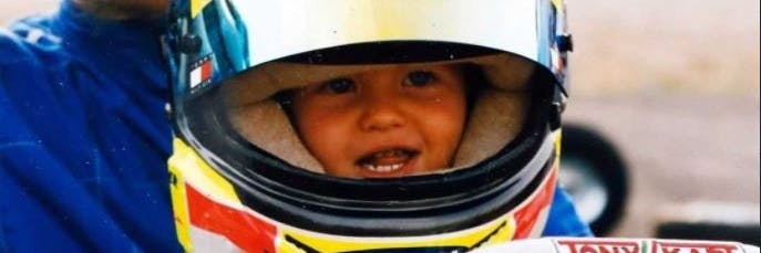 Wie der Vater so der Sohn. Mick Schumacher mit Rennhelm, dahinter Michael Schumacher.