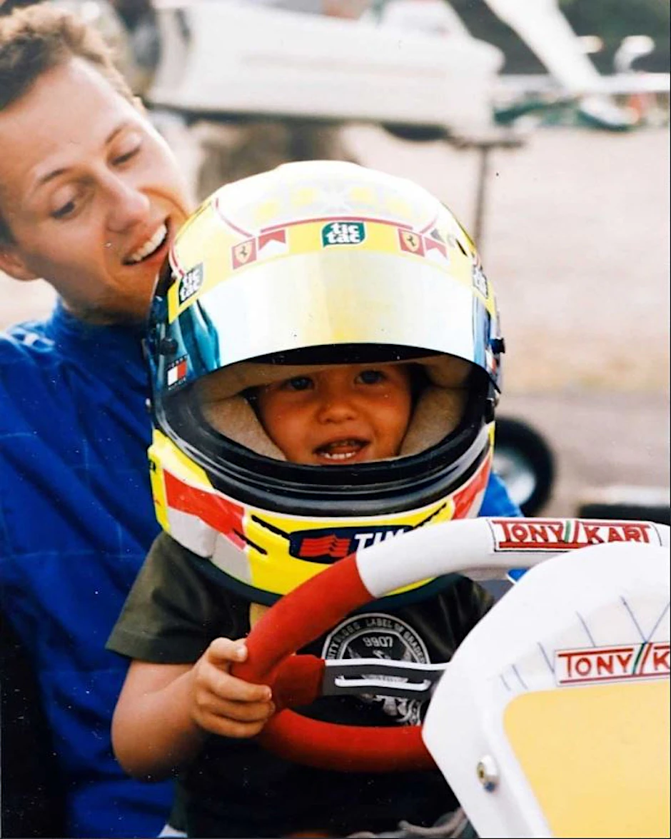 Wie der Vater so der Sohn. Mick Schumacher mit Rennhelm, dahinter Michael Schumacher.
