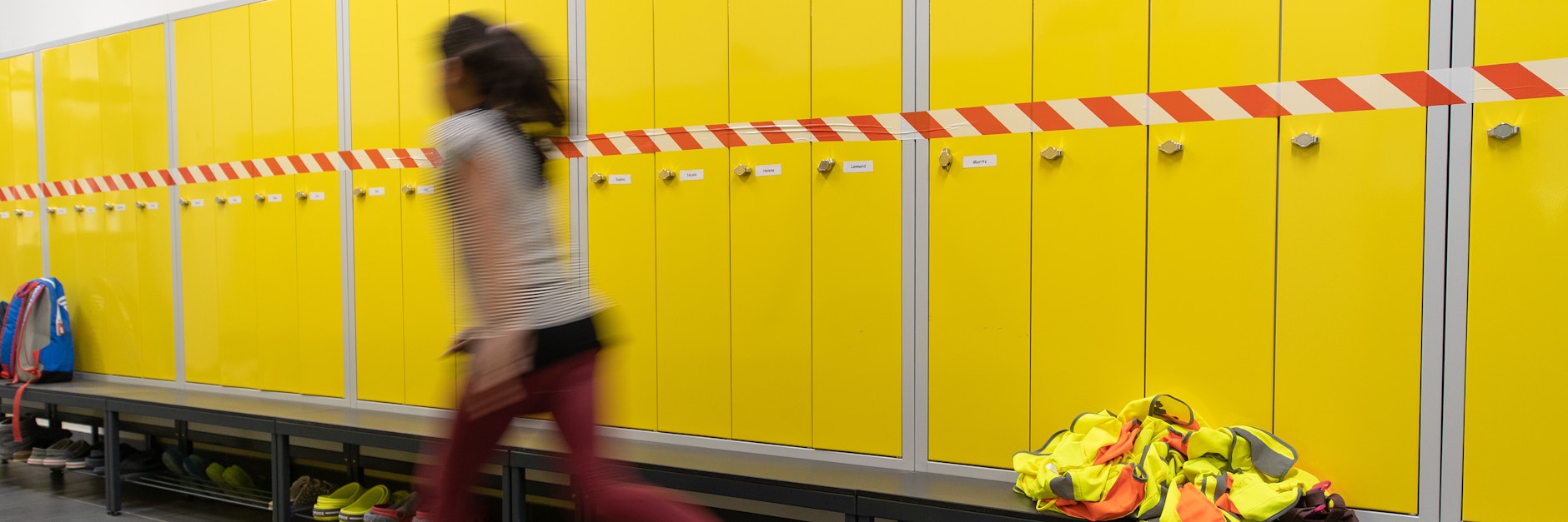 Corona-Schutzmaßnahme: Die Schließfächer von Schülern sind mit Klebeband verschlossen.