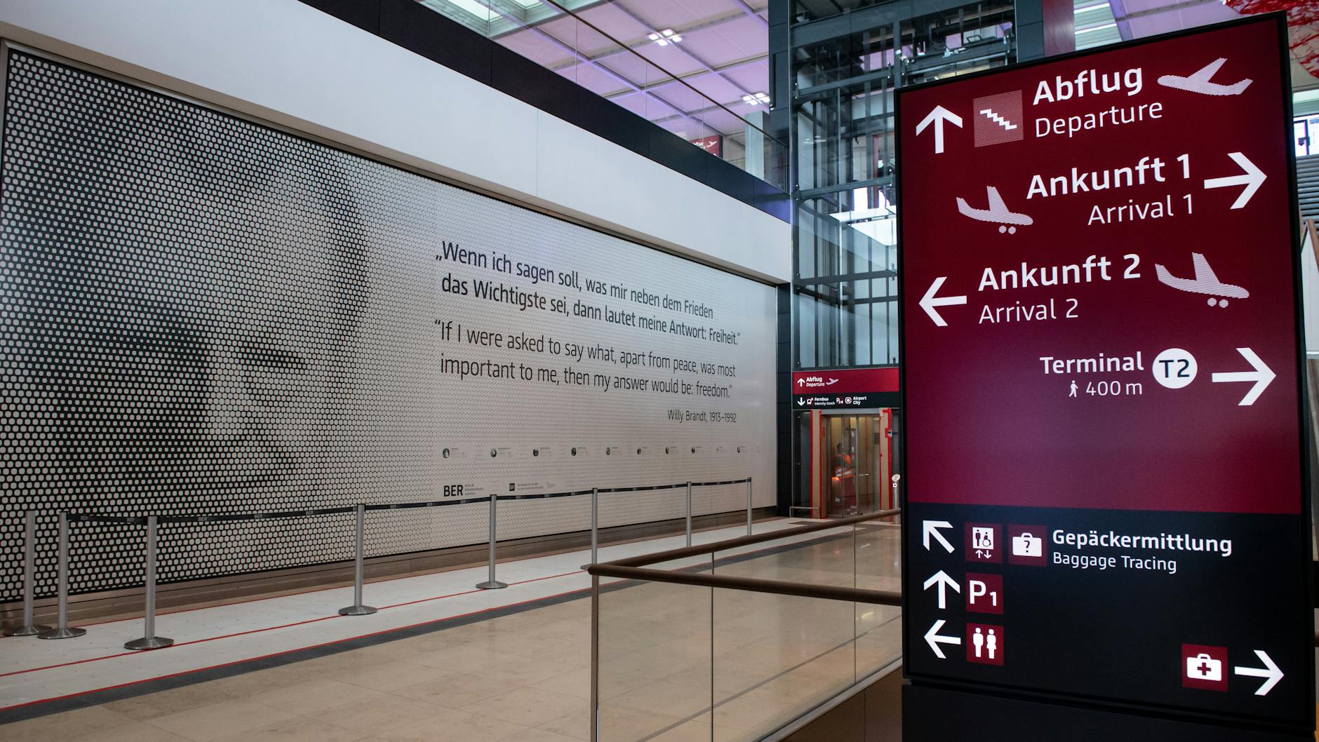 Eine Tafel mit einem Willy-Brandt-Zitat im BER