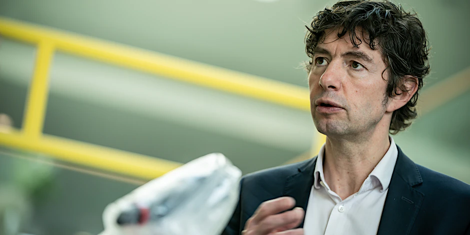 Der Berliner Virologe Christian Drosten ist einer der Autoren, die sich gegen Durchseuchungspläne stark machen.