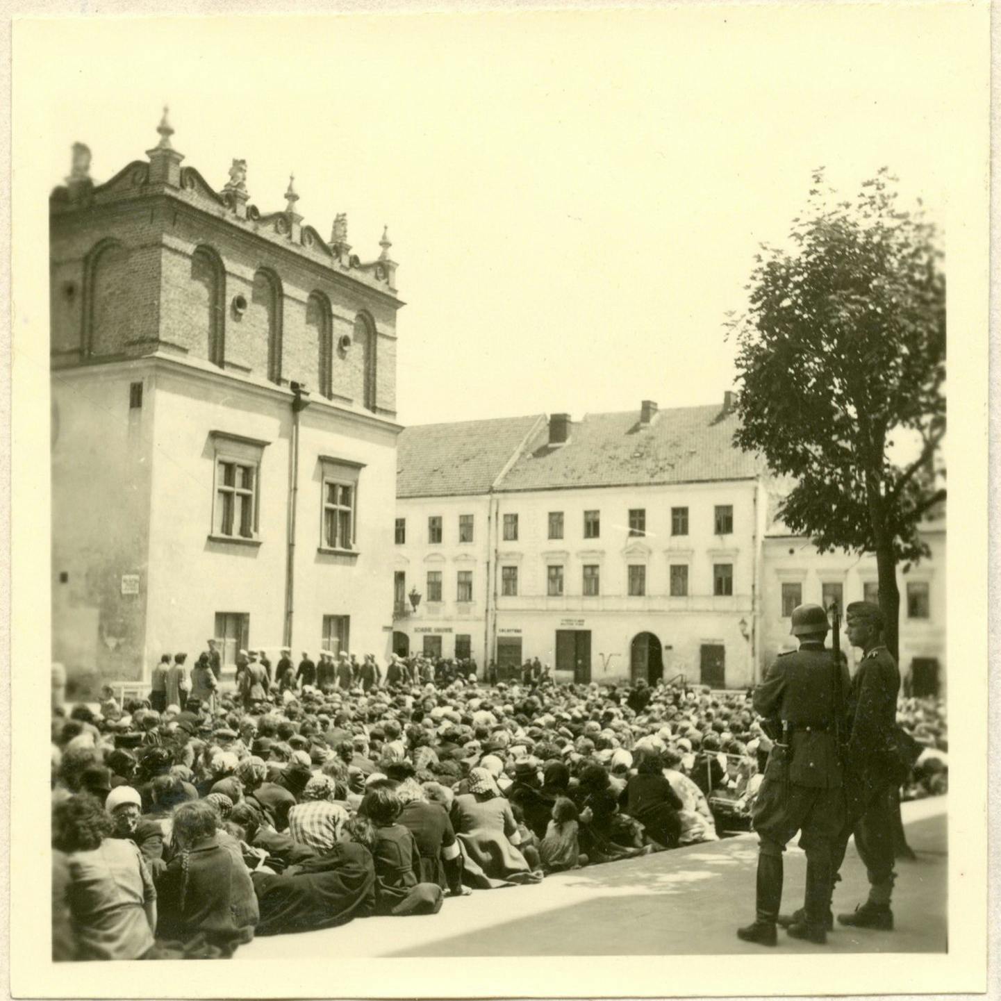 Zusammengetriebene Juden auf dem Tarnówer Marktplatz im Juni 1942. 