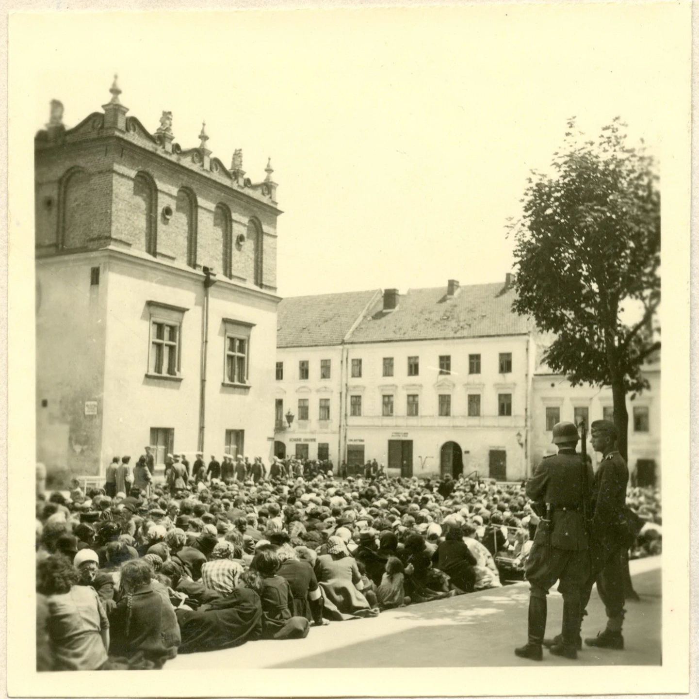 Zusammengetriebene Juden auf dem Tarnówer Marktplatz im Juni 1942.&nbsp;