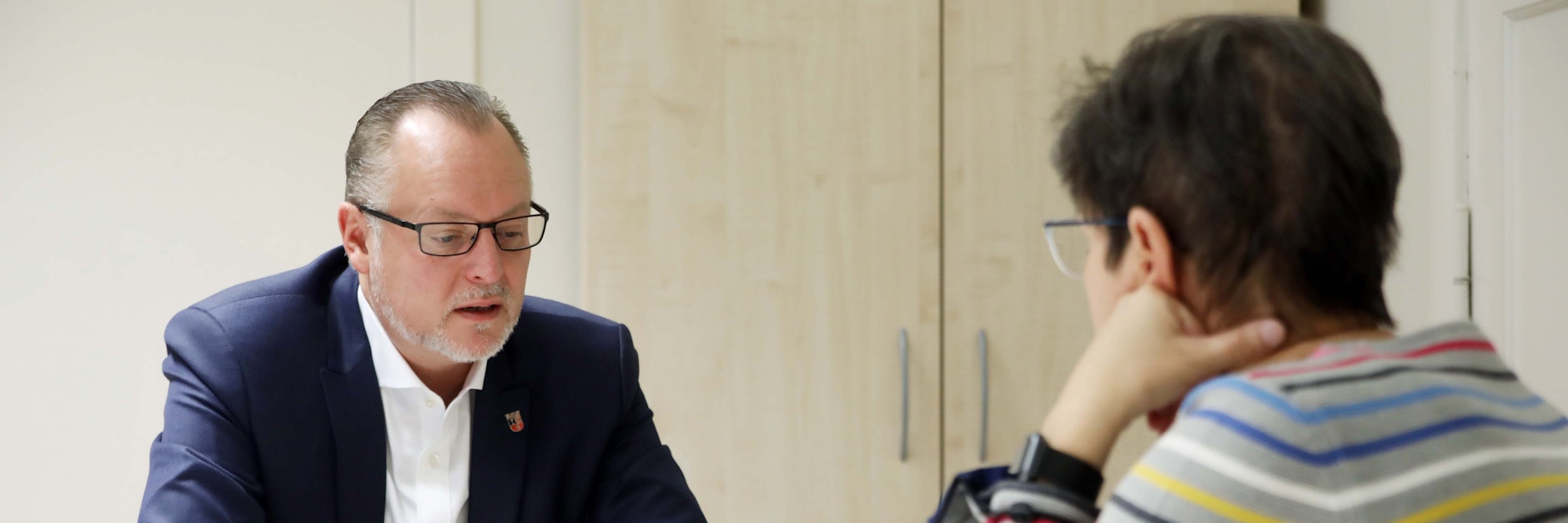 Falko Liecke (47), Gesundheitsstadtrat in Neukölln, im Interview mit KURIER-Reporterin Katrin Bischoff.