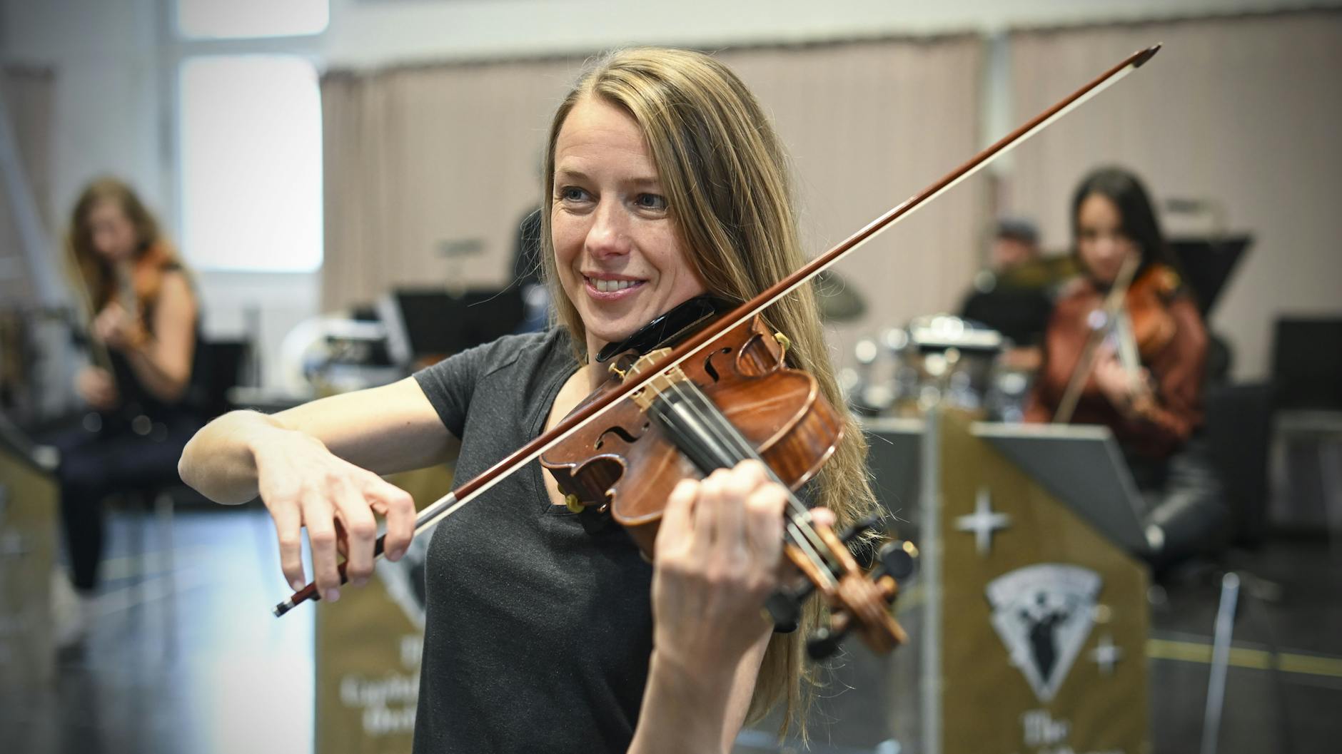 Meta Hüper spielt Geige - und ist die stellvertretende Musikalische Leiterin des Orchesters.