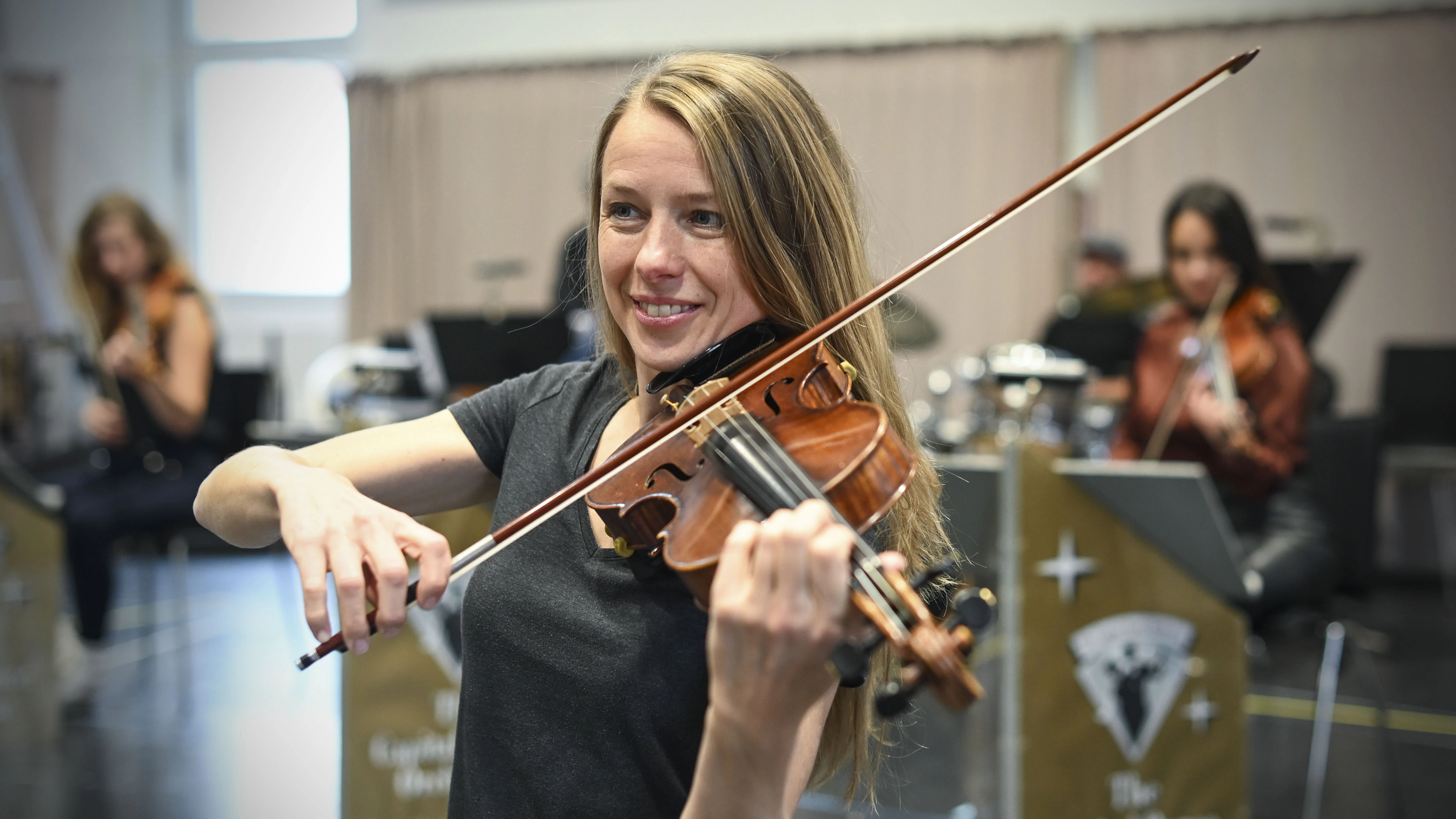 Meta Hüper spielt Geige - und ist die stellvertretende Musikalische Leiterin des Orchesters.