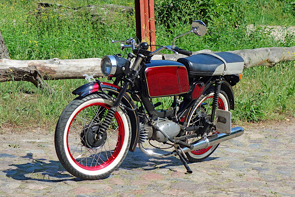 Mit einem frisierten DDR-Moped (im Bild eine Jawa Mustang) hat sich ein 19-Jähriger eine Verfolgungsjagd mit der Polizei geliefert (Symbolbild).<br>