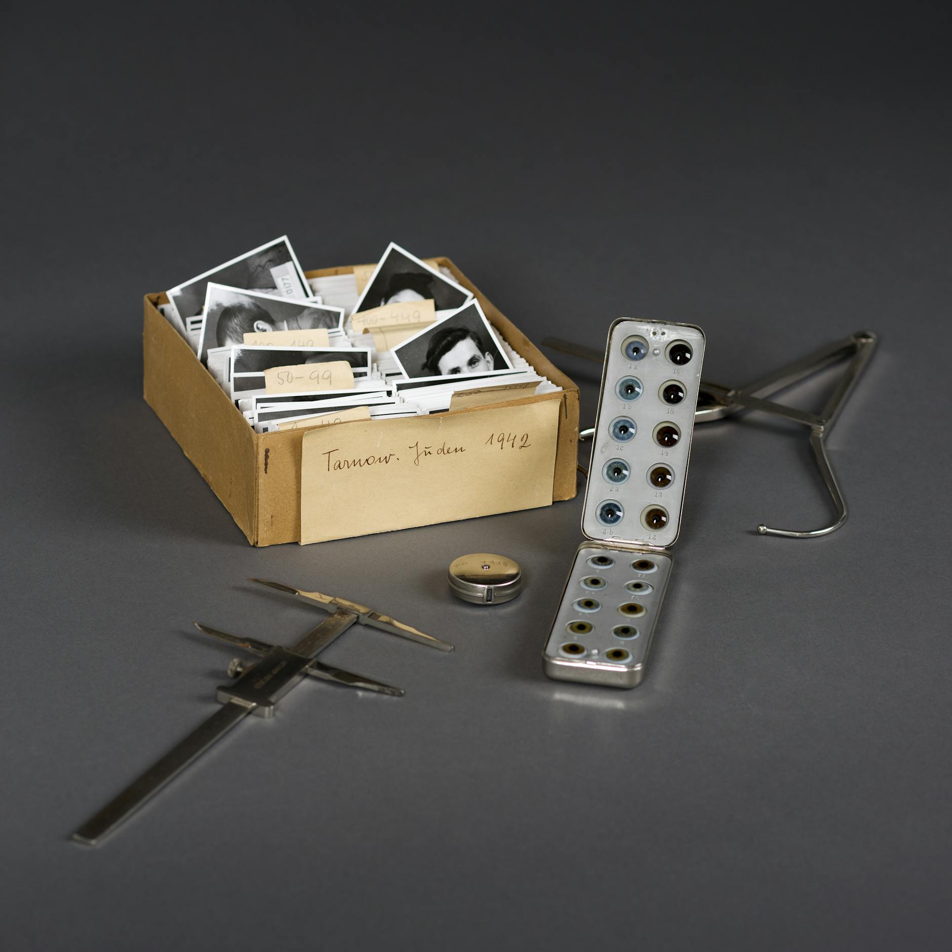 Das Coverbild des Ausstellungskatalogs zeigt die Vermessungsgegenstände der beiden NS-Anthropologinnen und die Fotobox.