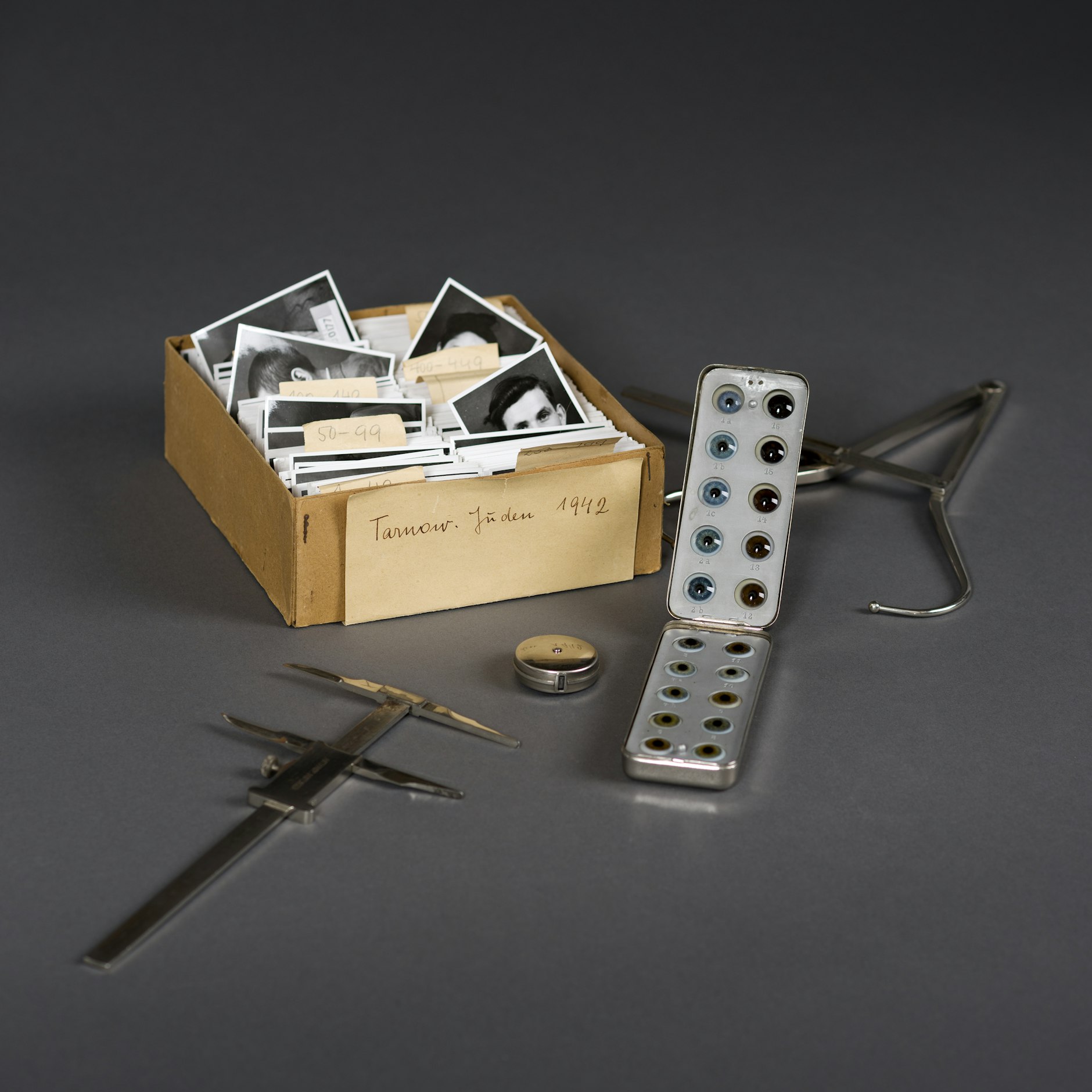 Das Coverbild des Ausstellungskatalogs zeigt die Vermessungsgegenstände der beiden NS-Anthropologinnen und die Fotobox.