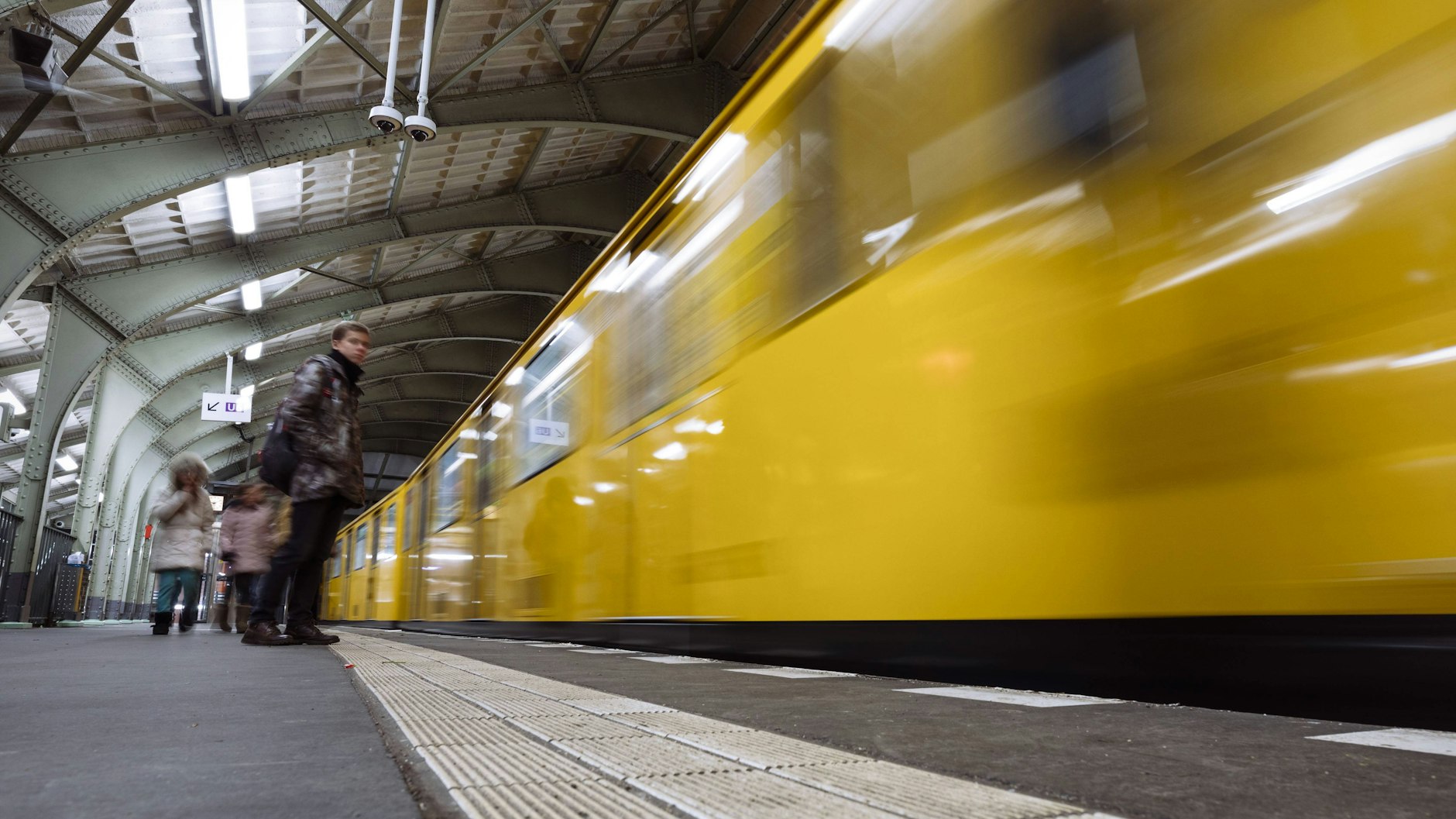 Ein U-Bahn-Zug der BVG im Bahnhof Hallesches Tor.
