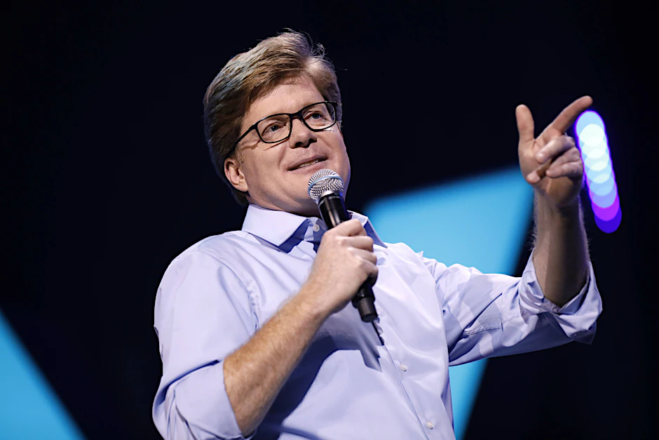 Der Comedian Johannes Schröder auf der Bühne.&nbsp;