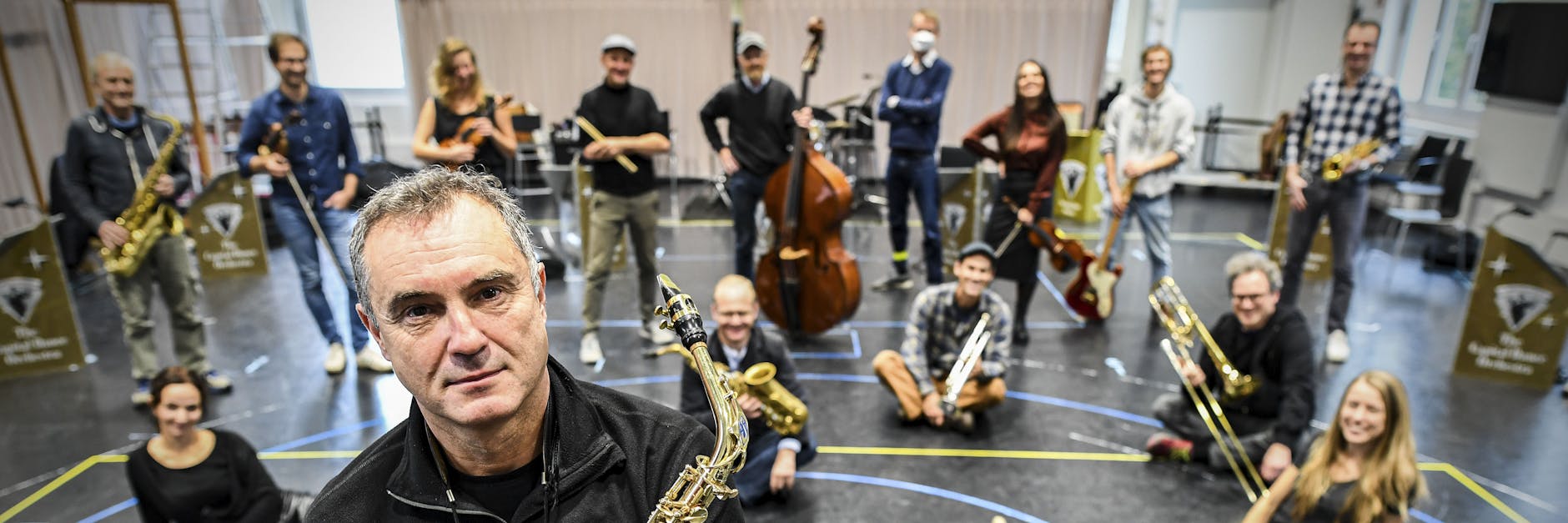 Die Musiker bei der Probe. Sie lieben die Musik, haben Freude am Spielen, doch Corona macht der Truppe das Leben schwer. Vorn: Gründer und Manager Robert Mudrinic.