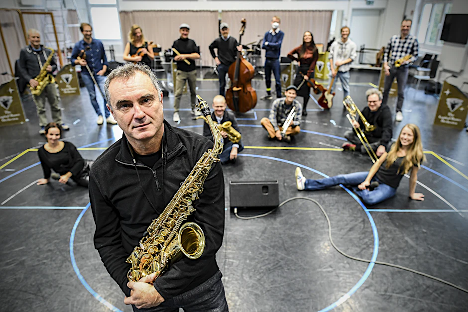 Die Musiker bei der Probe. Sie lieben die Musik, haben Freude am Spielen, doch Corona macht der Truppe das Leben schwer. Vorn: Gründer und Manager Robert Mudrinic.