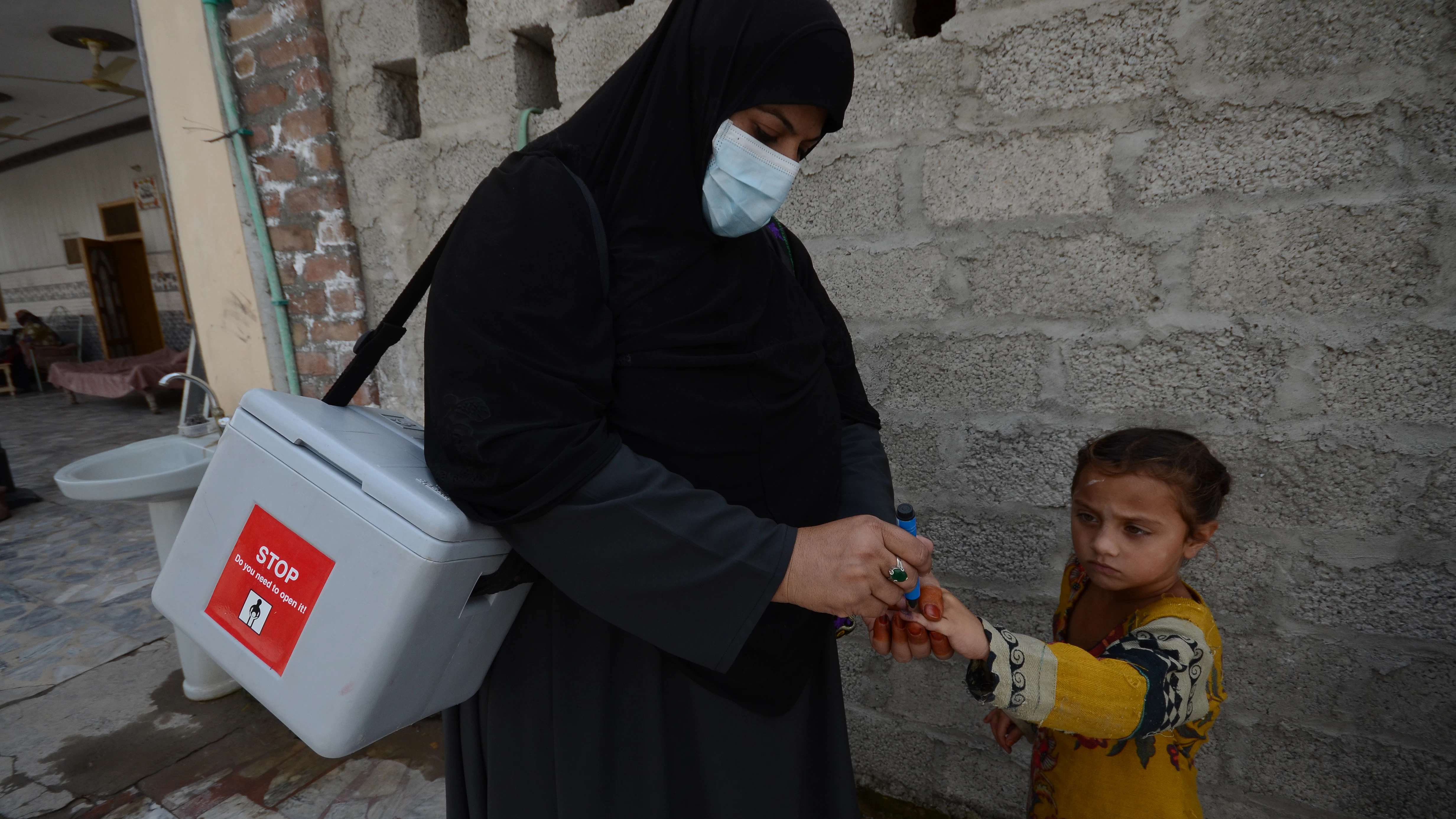 Shabeena Begum markiert den Finger eines Jungen, nachdem dieser in der pakistanischen Provinz Khyber-Pakhtunkhwa gegen Polio geimpft wurde. Die 38-Jährige arbeitet als Impfhelferin im Nordwesten Pakistans gegen Kinderlähmung.