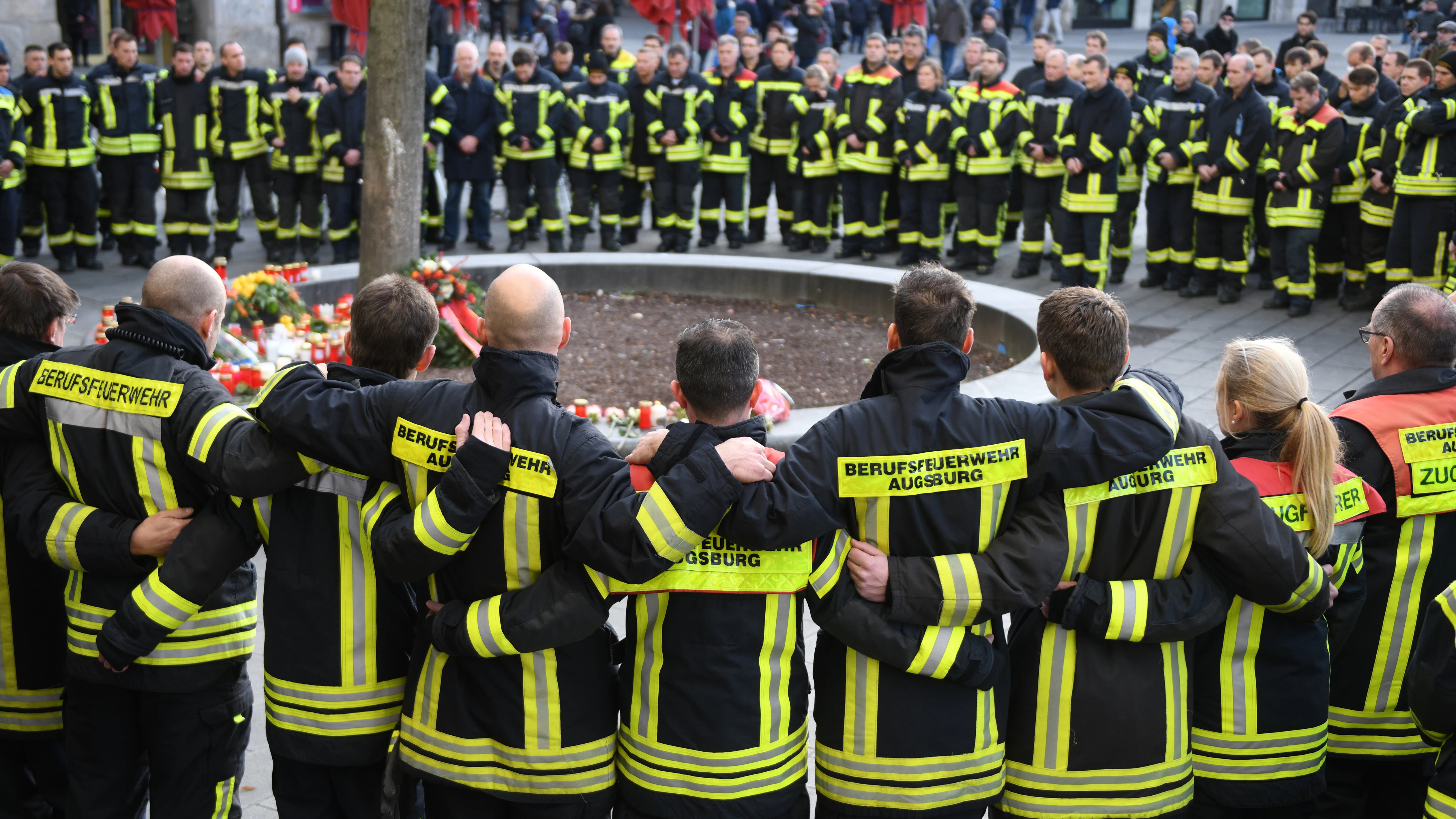 Im vergangenen Dezember trauerten Feuerwehrleute um ihren verstorbenen Kollegen am Augsburger Königsplatz.