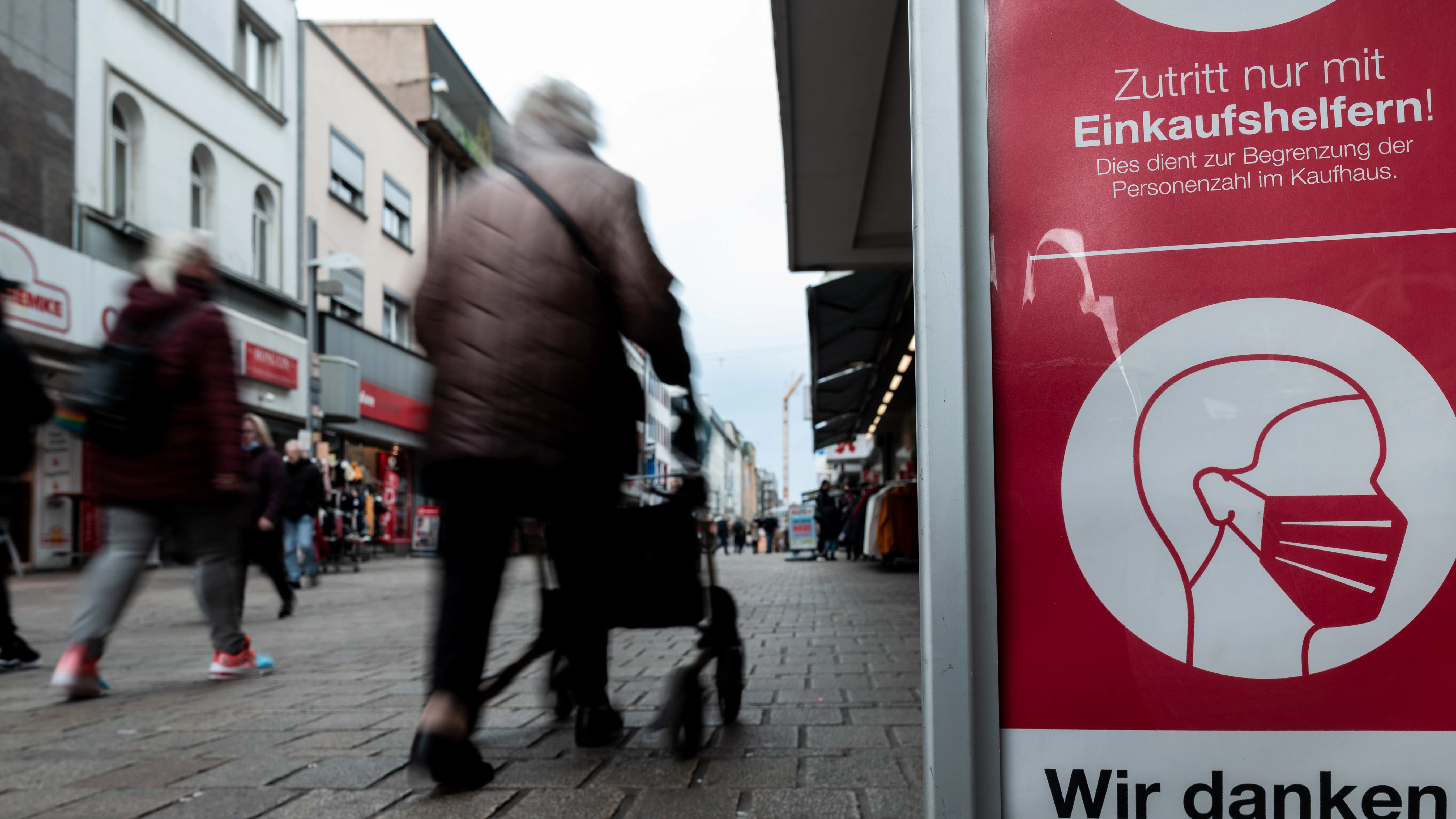 In dieser Einkaufsstraße in NRW ist der Mund-Nasen-Schutz verpflichtend. Berlin spricht für belebte Fußgängerzonen dagegen eine dringende Empfehlung aus.