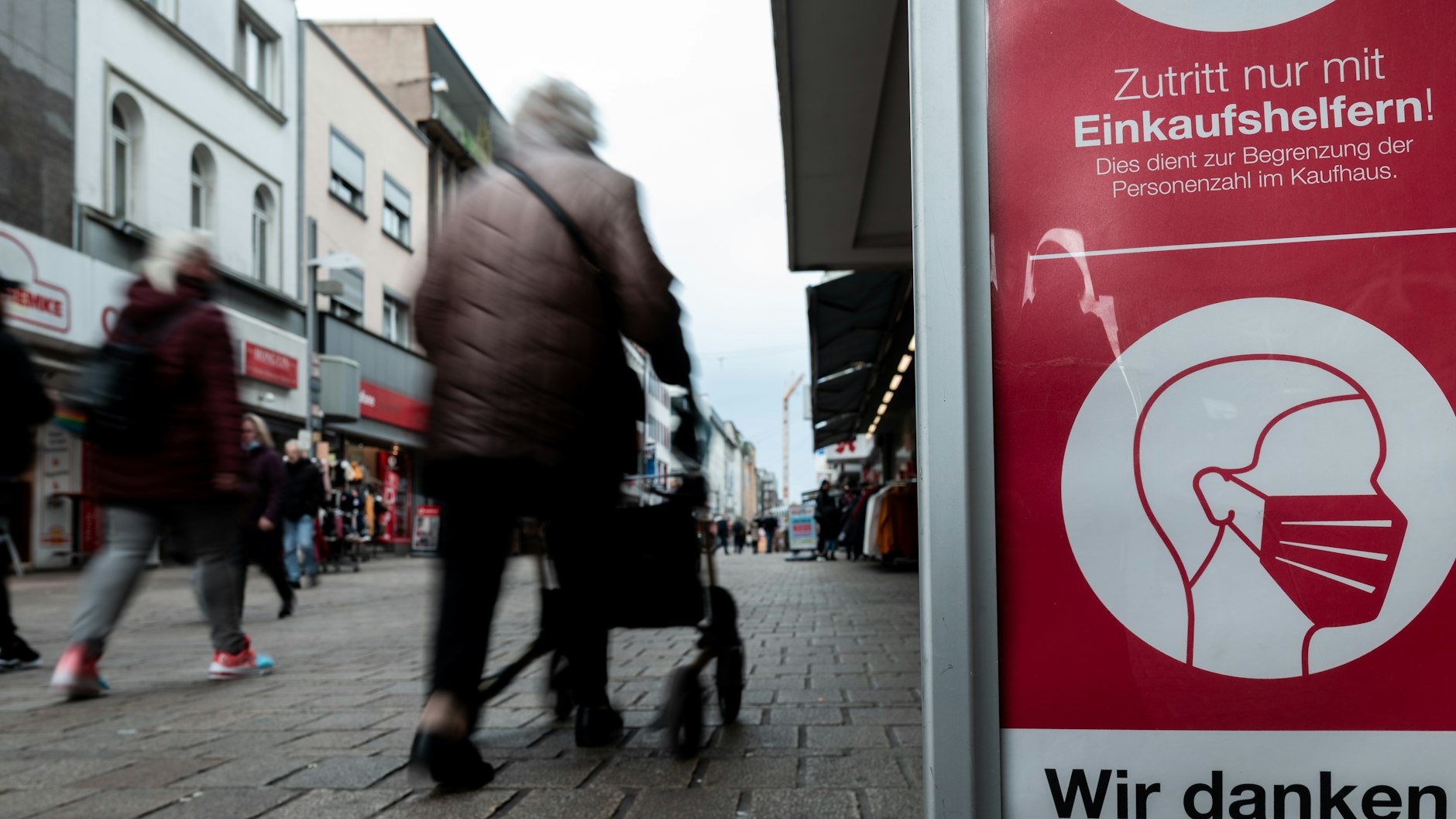 In dieser Einkaufsstraße in NRW ist der Mund-Nasen-Schutz verpflichtend. Berlin spricht für belebte Fußgängerzonen dagegen eine dringende Empfehlung aus.