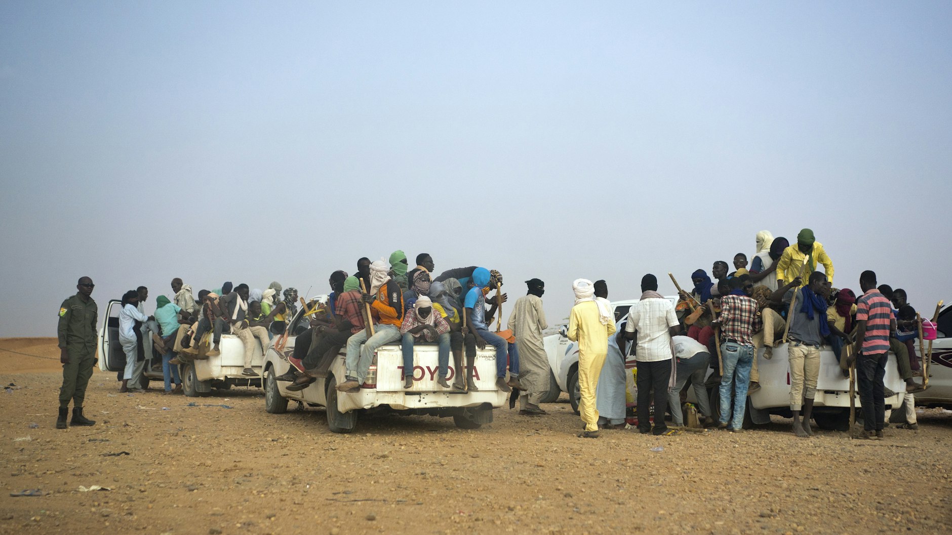 Das Foto zeigt Menschen, die sich in Niger auf überladenen Pickups aufmachen, um nach Libyen zu gelangen - und auf eine gefährliche Seereise nach Europa hoffen.&nbsp;