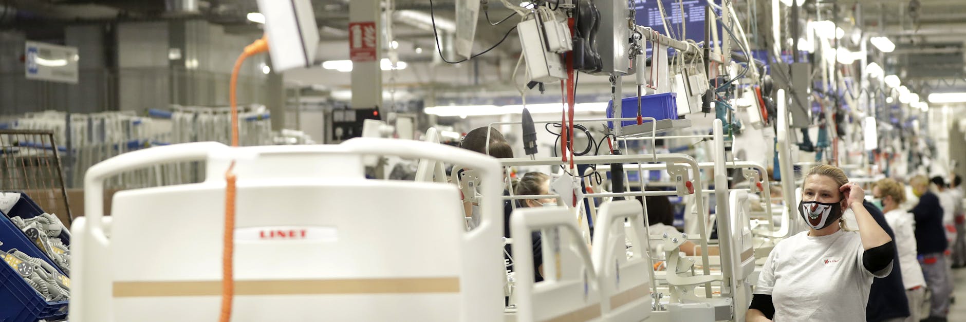 Krankenhausbetten am Fließband: In Slany stellt das tschechisch-deutsche Medizintechnik-Unternehmen Linet auch die 500 Betten für eine Notfallklinik des Militärs in Prag her. 