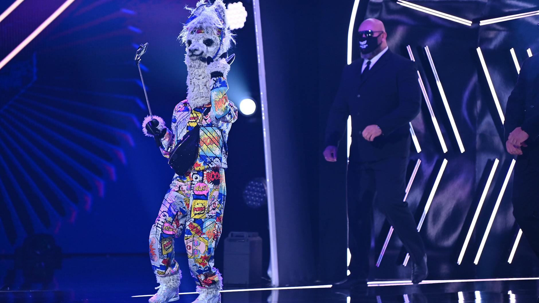 Auch ein Lama kann eine gute Stimme haben. Wer sich wohl unter der Maske versteckt?